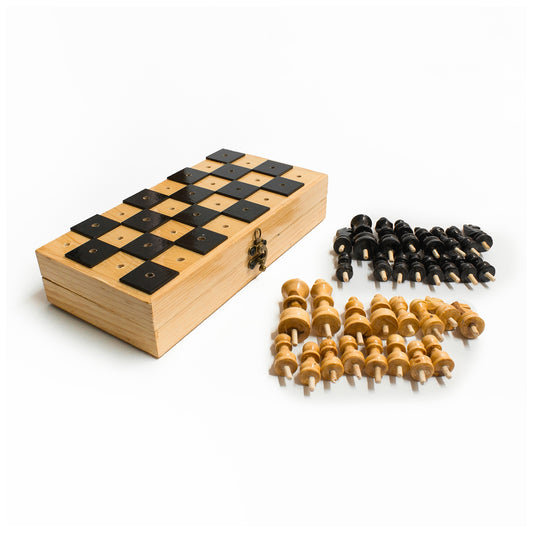Ajedrez de madera artesanal inclusivo